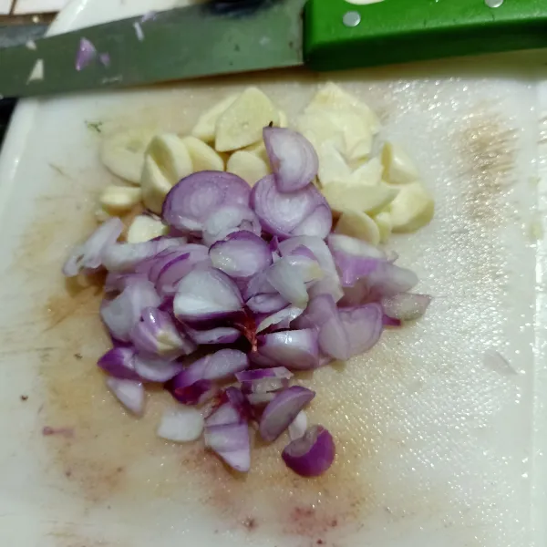 Kupas kulit bawang merah dan bawang putih lalu iris tipis - tipis.