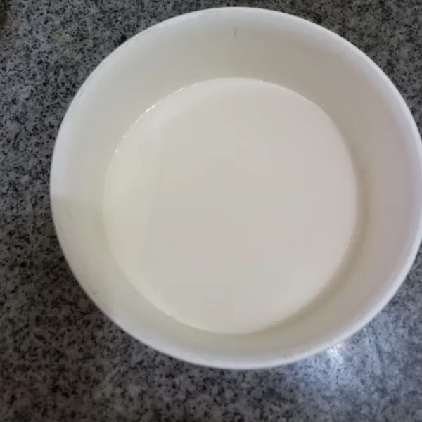 Siapkan susu cair.