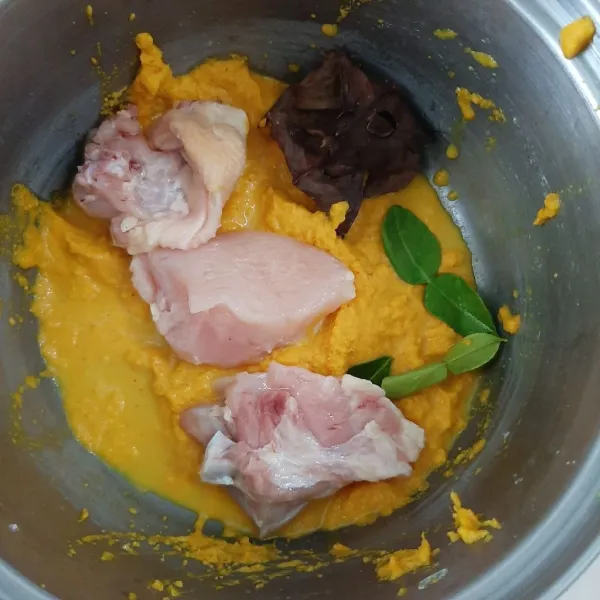 Dalam panci masukkan ayam, bumbu halus, daun jeruk, daun salam dan serai.