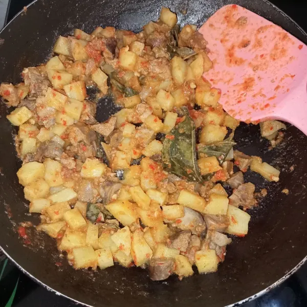 Tambahkan gula garam dan kaldu jamur. Masak hingga bumbu meresap dan tes rasa matikan api.