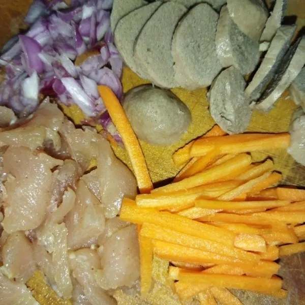 Siapkan bawang merah, daging ayam fillet, baso sapi dan wortel.