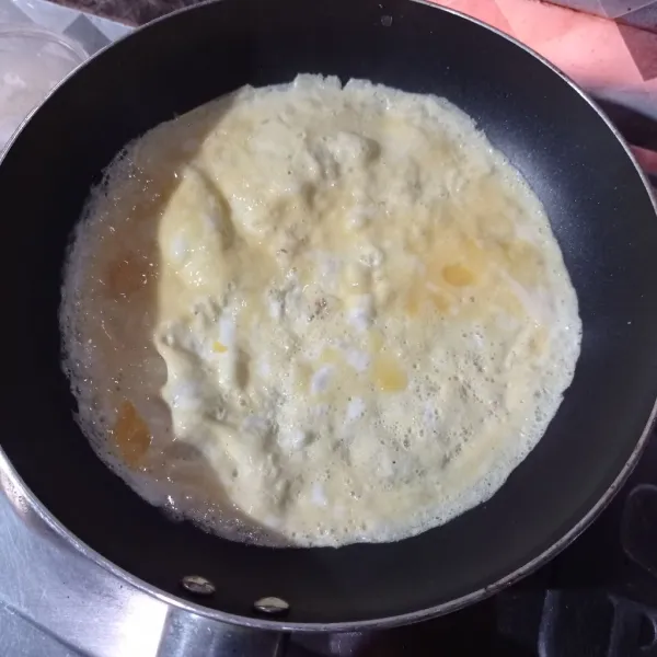 Panaskan teflon dengan 1 sdm minyak, tuang telur, goyang-goyangkan jadi adonan tipis, masak sampai kedua sisi matang, angkat.