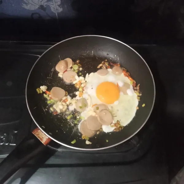 Masukkan telur, masak orak arik.