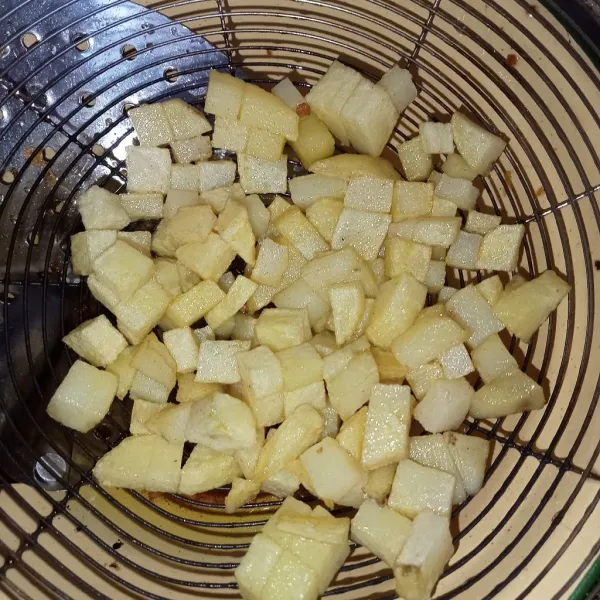 Kupas kentang kemudian cuci bersih, potong dadu dan goreng hingga kering.