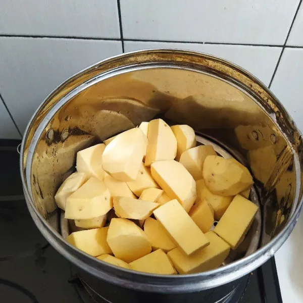Kupas dan cuci bersih ubi lalu kukus hingga empuk.