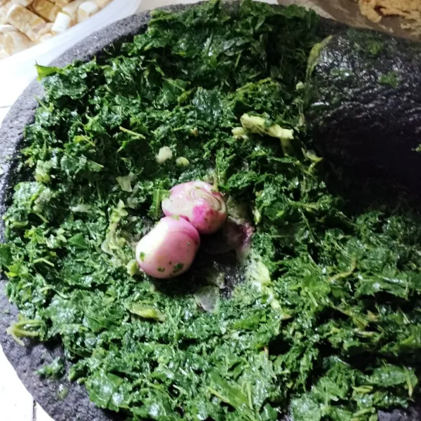 Tambahkan bawang merah, bawang putih dan cabe merah, tumbuk halus.