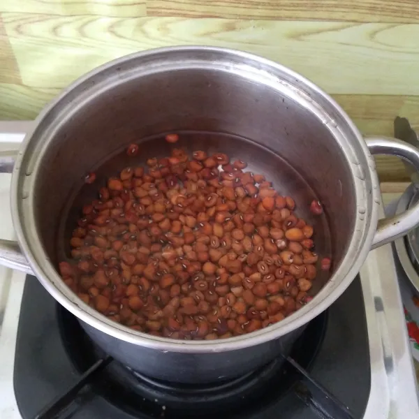 Rendam kacang tolo selama 1 jam lalu rebus hingga empuk, kemudian angkat dan tiriskan.