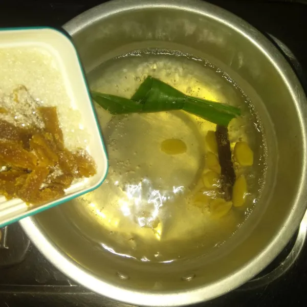 Masukkan gula merah dan gula pasir lalu rebus hingga gula larut.