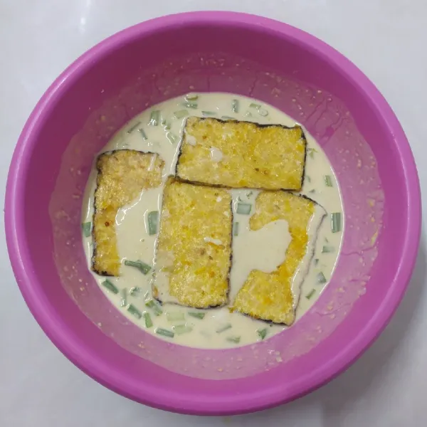 Masukkan irisan tempe menjes.