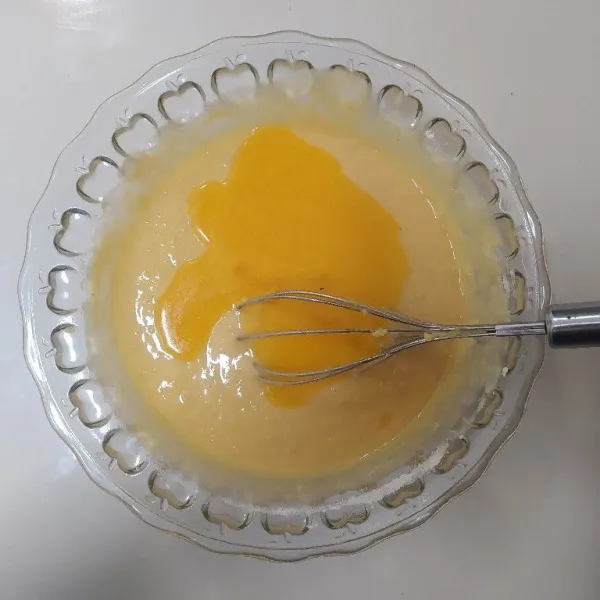 Kocok telur dan gula hingga berbusa lalu masukan ubi yang telah dihaluskan, tambahkan santan dan margarin cair.