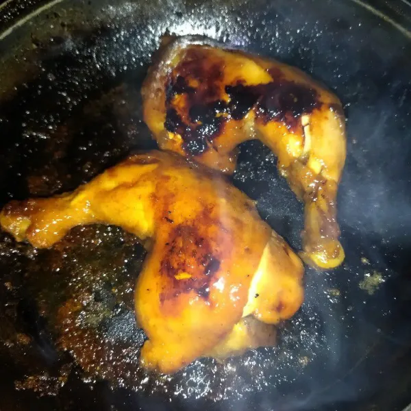 Panaskan bakaran, oles ayam dengan sisa bumbu ungkep, lalu bakar hingga matang.