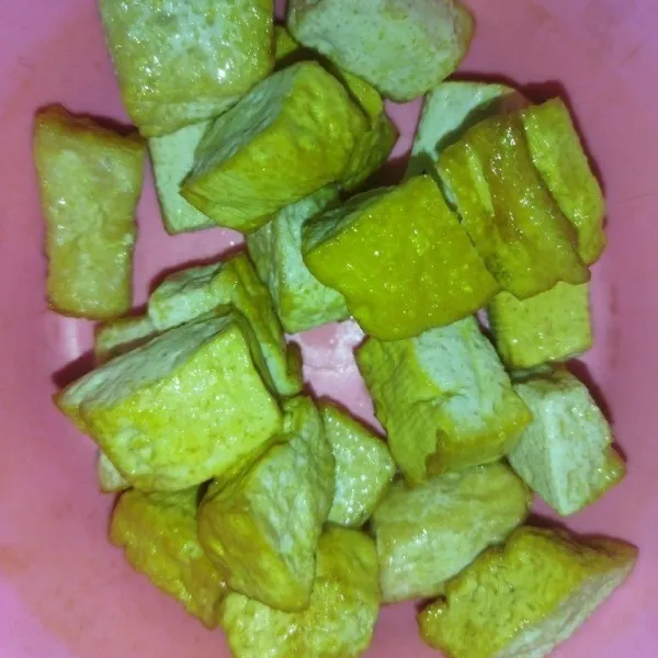 Siapkan tahu kuning yang sudah dipotong-potong lalu digoreng.