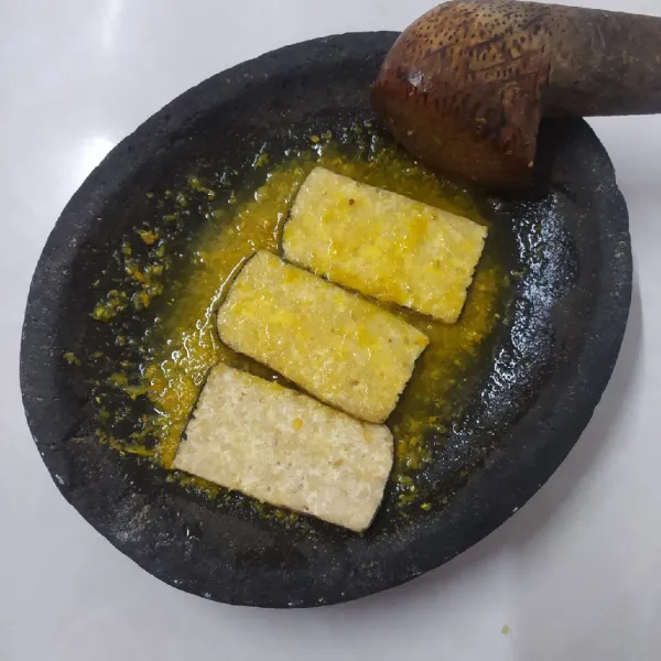 Potong tipis tempe menjes. Celup sebentar dengan bumbu, sisihkan.