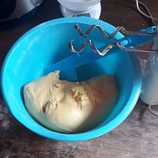 Tambahkan SP, margarin dan garam. Uleni dengan mixer spiral hingga kalis elastis (15 menit).