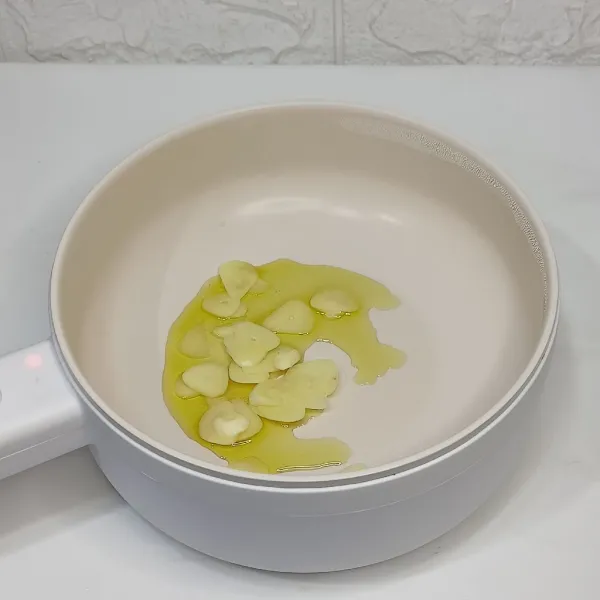 Tumis bawang putih pake olive oil.