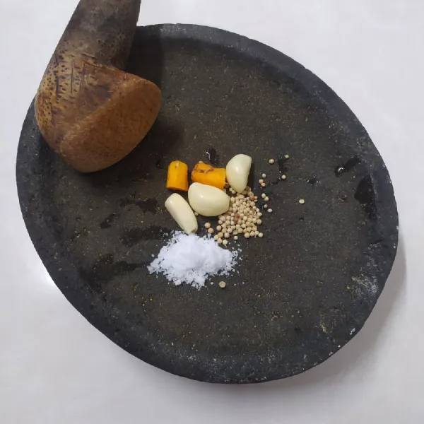 Haluskan bahan bumbu. Beri secukupnya air, aduk sampai rata.