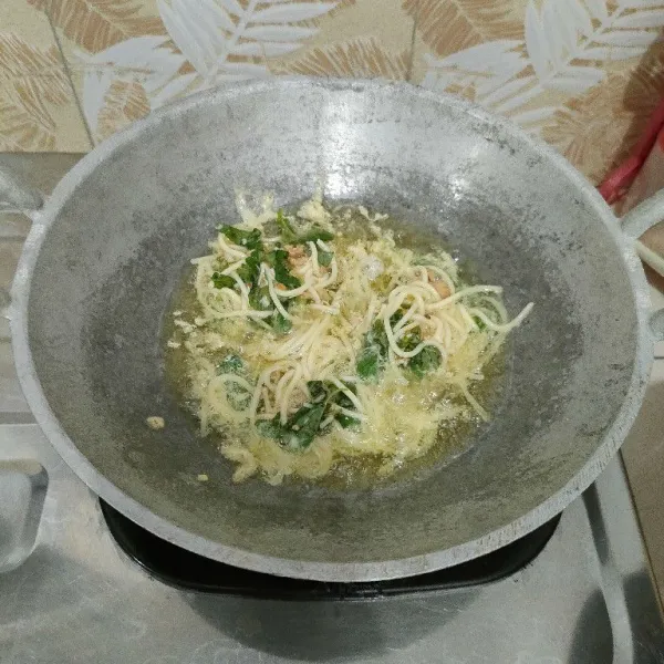 Panaskan minyak goreng. Masukkan adonan secukupnya. Goreng sampai matang.
