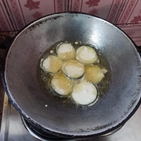 Celupkan terong ke dalam adonan pelapis kemudian goreng hingga matang.