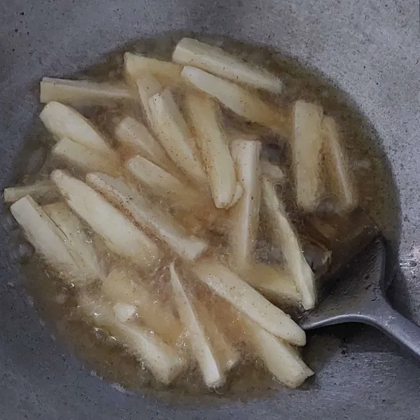 Panaskan minyak goreng, lalu goreng singkong hingga golden brown.