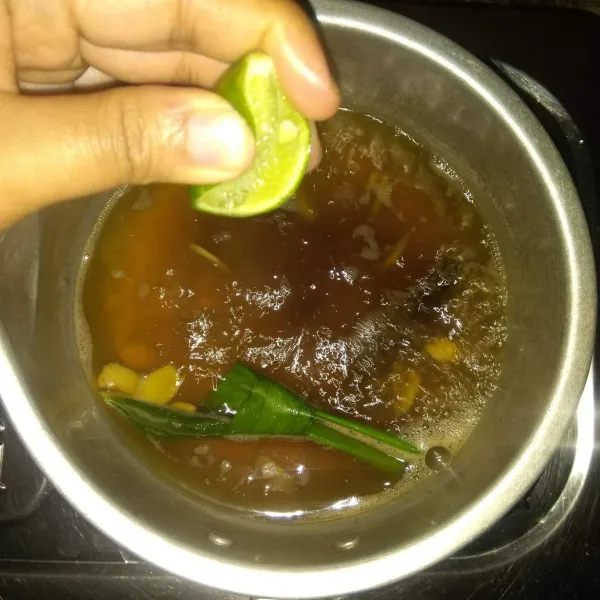 Tambahkan air perasan jeruk nipis.
