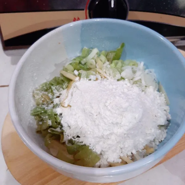 Campurkan kentang, daun bawang, dan tepung beras.