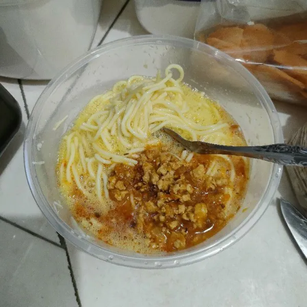 Tambahkan saus spaghetti, aduk kembali sampai rata.