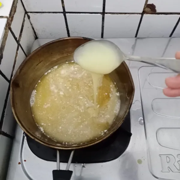 Tambahkan susu kental manis dan pasta vanila. Aduk hingga rata.