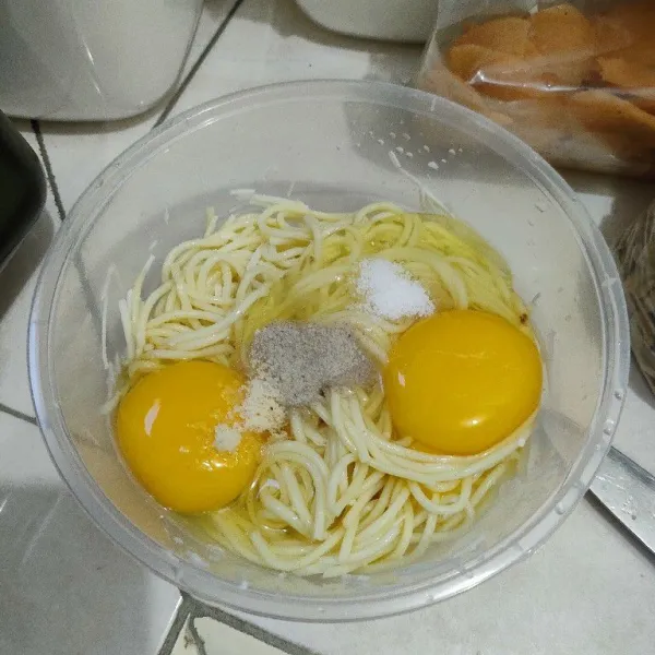 Campur spaghetti, telur, garam, lada bubuk dan kaldu bubuk dalam mangkuk. Aduk sampai semua tercampur.