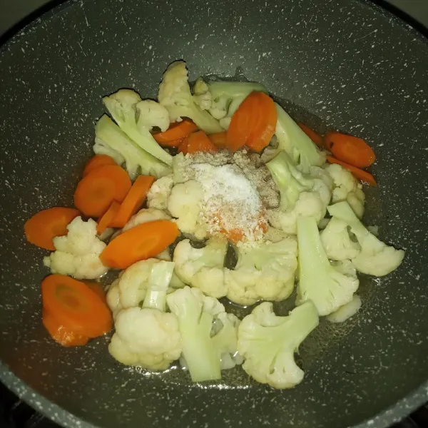 Bumbui garam lada dan kaldu bubuk. Masak sampai sayuran cukup matang dan bumbu meresap.