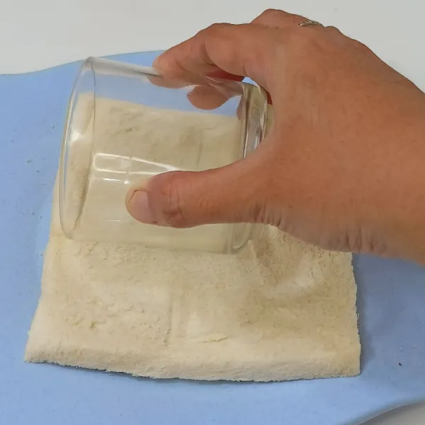 Pipihkan roti tawar.