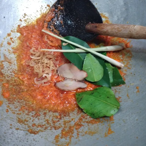 Masukkan bumbu halus, daun salam, sere, lengkuas dan udang rebon kering, tumis hingga bumbu matang.