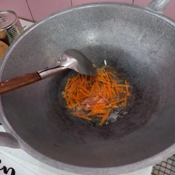 Tumis bawang merah, bawang putih hingga harum, masukkan wortel, oseng sebentar dan tambahkan sedikit air.