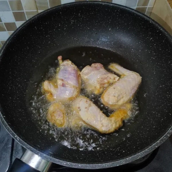 Panaskan minyak dan goreng sayap ayam hingga matang. Jangan lupa untuk sering membolak balik agar matang merata. Angkat dan tiriskan.