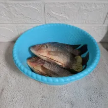 Bersihkan sisik dan kotoran ikan. Baluri dengan jeruk nipis. Kemudian cuci sampai bersih. Baluri dengan garam dan diamkan 10 menit.