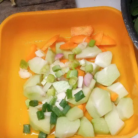 Siapka bahan-bahan. Kupas lalu potong-potong labu siam dan wortel, cuci bersih. Rajang bawang merah, bawang putih, daun bawang.