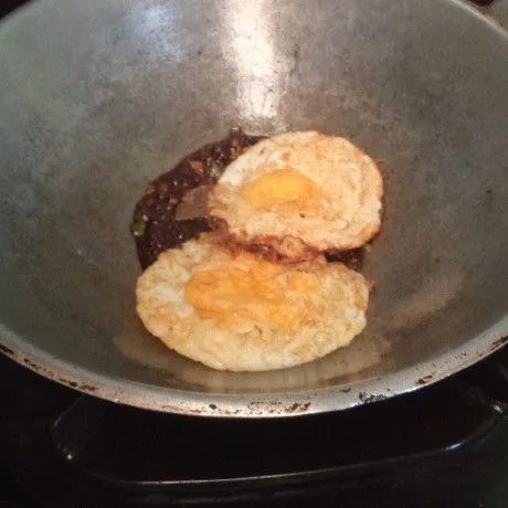 Masukkan telur ceplok.