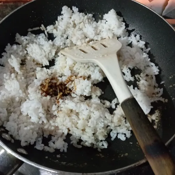 Bumbui garam, lada bubuk, kaldu bubuk, dan kecap manis, aduk sampai benar-benar tercampur rata.