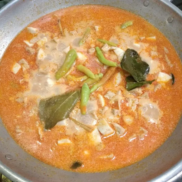 Masukkan cabe rawit dan masak hingga cabe matang.