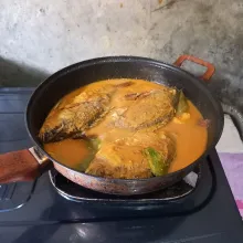 Koreksi rasa. Kemudian masukkan ikan. Baluri ikan dengan bumbu.