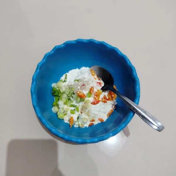 Masukkan ke xalam mangkuk: tepung terigu,cabai rawit,daun bawang prei,kaldu bubuk,merica bubuk,dan garam. Aduk rata.