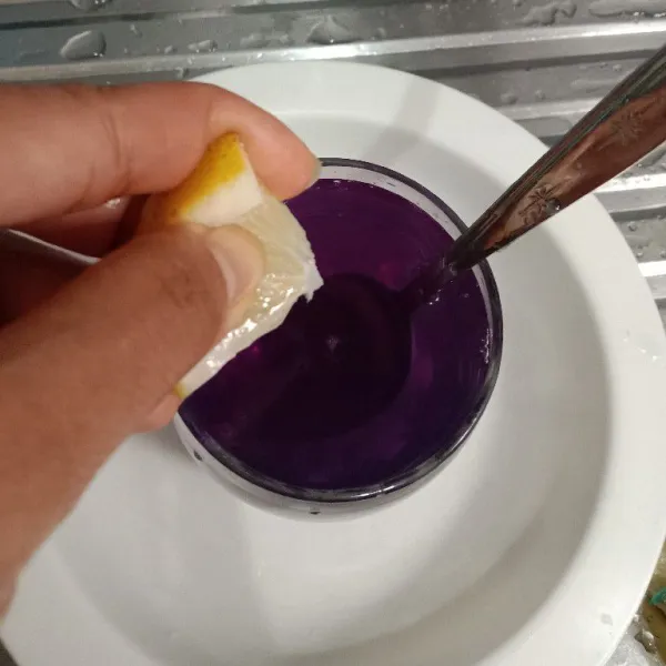 Beri perasan lemon. Air berubah menjadi warna ungu