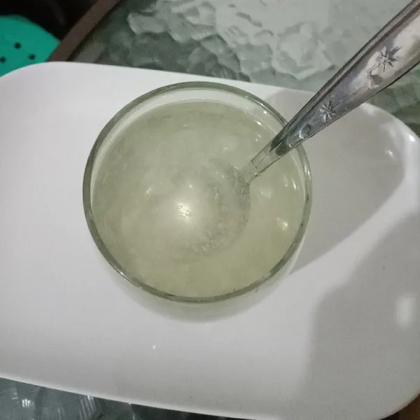 Lanjut tuang air panas ke dalam gelas dan larutkan madu.