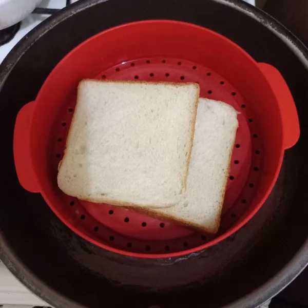 Kukus roti hingga panas dan empuk