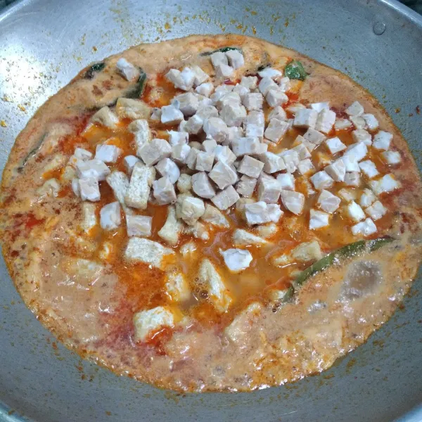 Masukkan tahu goreng dan tempe, aduk rata. Masak sebentar hingga tempe matang.