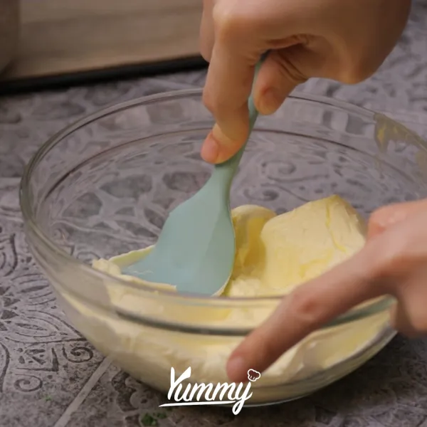 Pastikan mentega dalam keadaan tidak keras di suhu ruang. Masukkan dalam wadah.