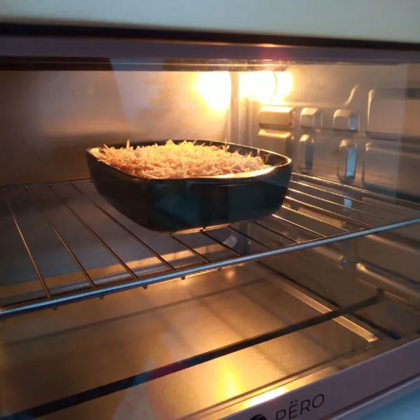 Oven selama kurang lebih 15 menit dengan suhu 180° atau sampai matang. Sesuaikan oven masing-masing. Sajikan.