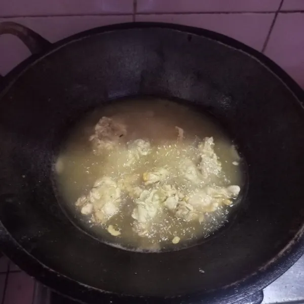 Celup ayam ke adonan tepung basah lalu ke tepung kering sambil dicubit dan goreng sampai matang. Sisihkan.