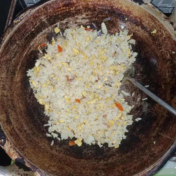 Tambahkan garam kaldu dan penyedap, masak hingga nasi benar benar matang, dan sajikan.