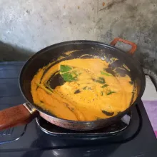 Tumis bumbu halus dan bumbu aromatik sampai matang.