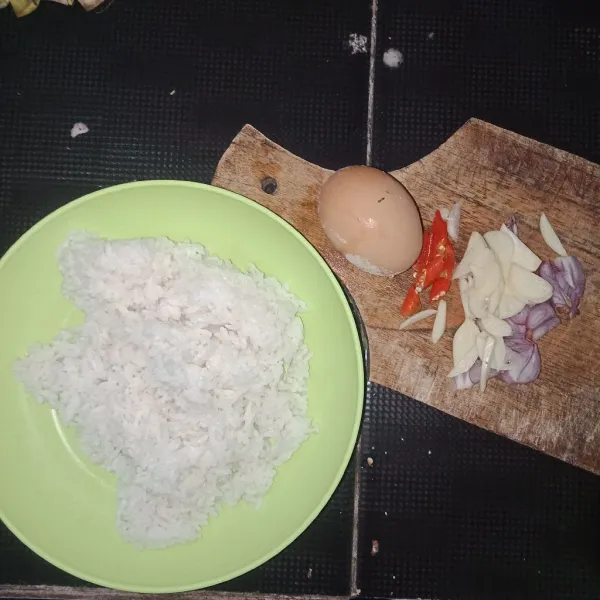 Siapkan semua bahan untuk nasi goreng, di sini bumbu hanya saya rajang.